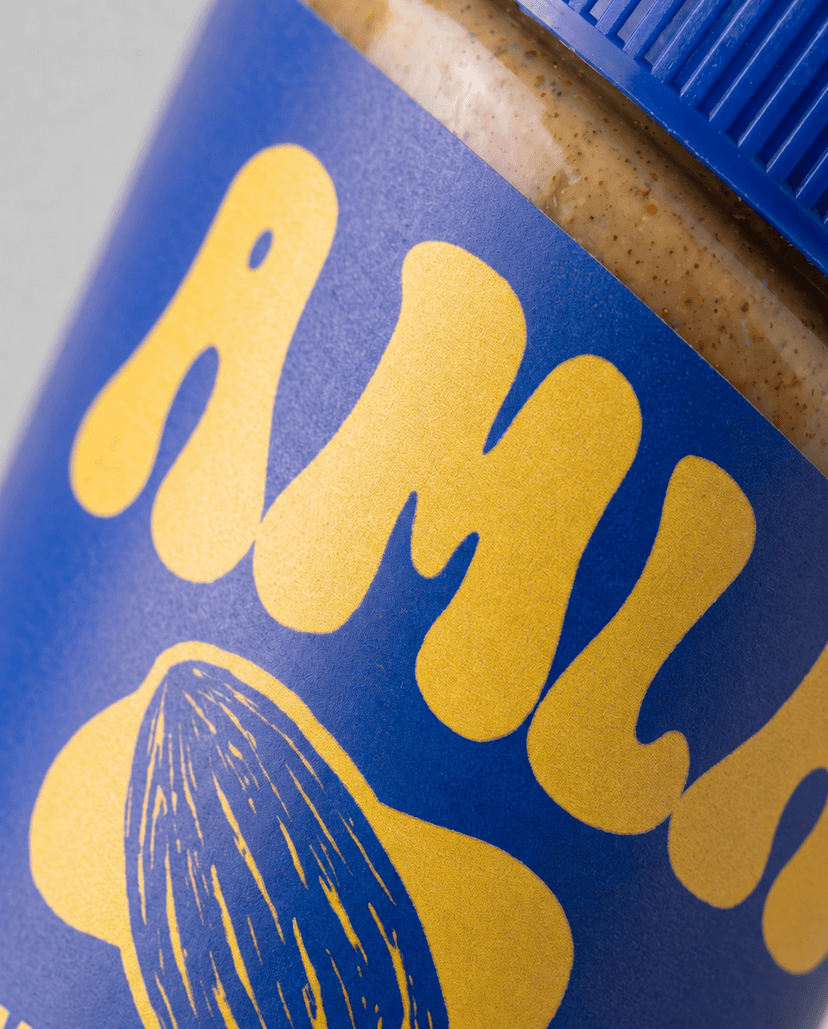 Gros plan sur l'étiquette bleu majorelle du pot AMLA